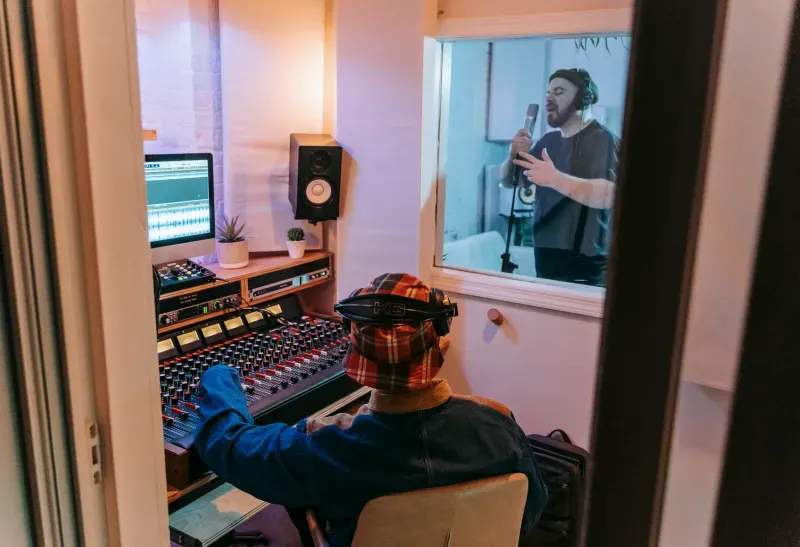 Enregistrement vocal en cabine traitée acoustiquement